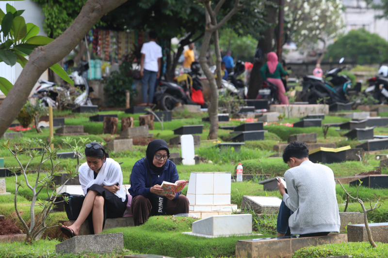 Menjelang bulan suci ramadhan warga melakukan ziarah kubur ke makam orang tua dan saudara yang telah tiada di TPU Karet Bivak (Ashar/SinPo.id)