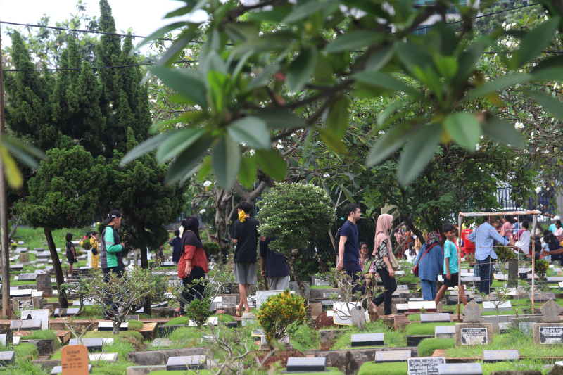 Menjelang bulan suci ramadhan warga melakukan ziarah kubur ke makam orang tua dan saudara yang telah tiada di TPU Karet Bivak (Ashar/SinPo.id)