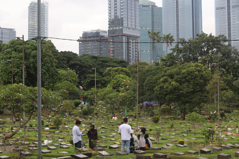 Menjelang bulan suci ramadhan warga melakukan ziarah kubur ke makam orang tua dan saudara yang telah tiada di TPU Karet Bivak (Ashar/SinPo.id)