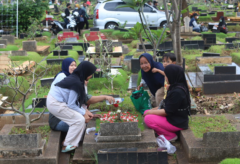 Menjelang bulan suci ramadhan warga melakukan ziarah kubur ke makam orang tua dan saudara yang telah tiada di TPU Karet Bivak (Ashar/SinPo.id)