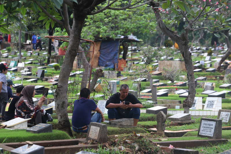 Menjelang bulan suci ramadhan warga melakukan ziarah kubur ke makam orang tua dan saudara yang telah tiada di TPU Karet Bivak (Ashar/SinPo.id)
