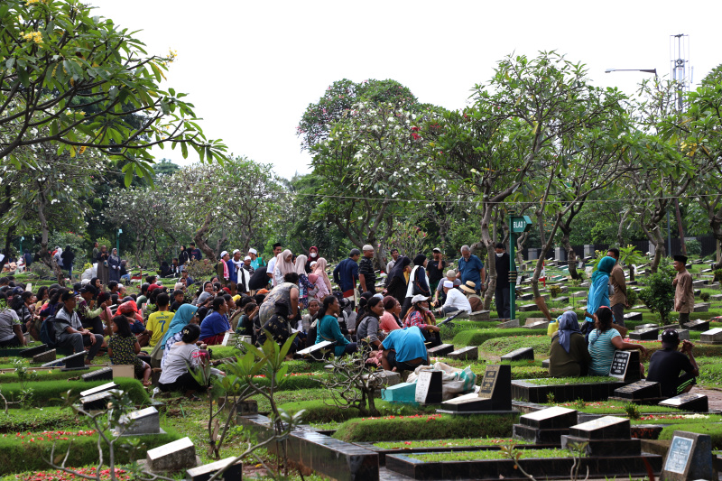 Menjelang bulan suci ramadhan warga melakukan ziarah kubur ke makam orang tua dan saudara yang telah tiada di TPU Karet Bivak (Ashar/SinPo.id)