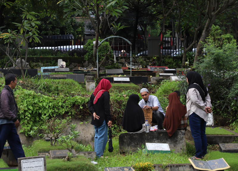 Menjelang bulan suci ramadhan warga melakukan ziarah kubur ke makam orang tua dan saudara yang telah tiada di TPU Karet Bivak (Ashar/SinPo.id)