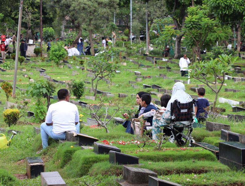 Menjelang bulan suci ramadhan warga melakukan ziarah kubur ke makam orang tua dan saudara yang telah tiada di TPU Karet Bivak (Ashar/SinPo.id)