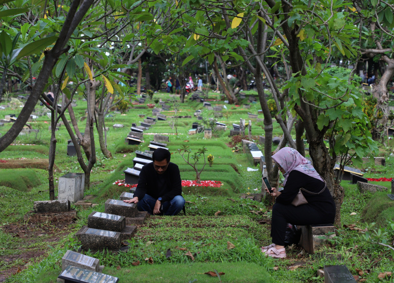 Menjelang bulan suci ramadhan warga melakukan ziarah kubur ke makam orang tua dan saudara yang telah tiada di TPU Karet Bivak (Ashar/SinPo.id)
