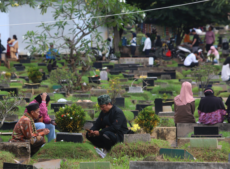 Menjelang bulan suci ramadhan warga melakukan ziarah kubur ke makam orang tua dan saudara yang telah tiada di TPU Karet Bivak (Ashar/SinPo.id)
