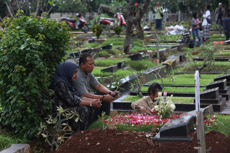 Menjelang bulan suci ramadhan warga melakukan ziarah kubur ke makam orang tua dan saudara yang telah tiada di TPU Karet Bivak (Ashar/SinPo.id)
