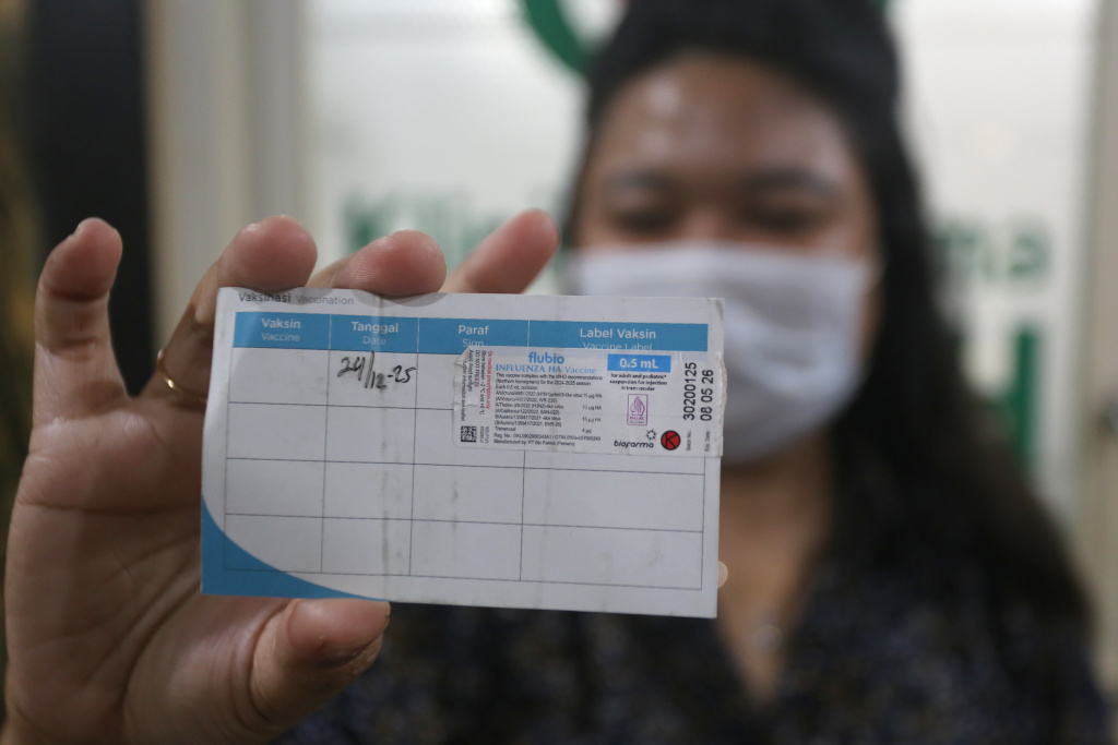 Warga sedang melakukan vaksinasi influenza A di Klinik Pratama Aisyah (Ashar/SinPo.id)