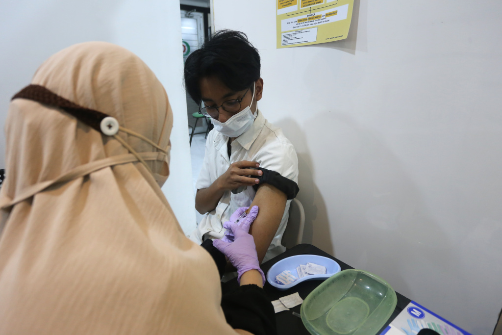 Warga sedang melakukan vaksinasi influenza A di Klinik Pratama Aisyah (Ashar/SinPo.id)