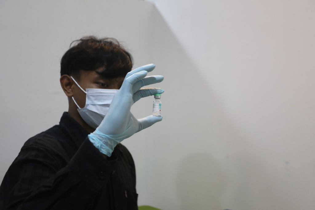 Warga sedang melakukan vaksinasi influenza A di Klinik Pratama Aisyah (Ashar/SinPo.id)