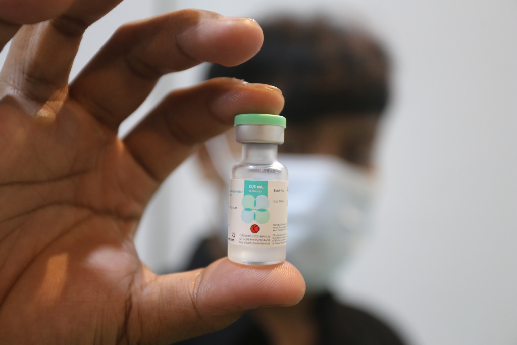 Warga sedang melakukan vaksinasi influenza A di Klinik Pratama Aisyah (Ashar/SinPo.id)