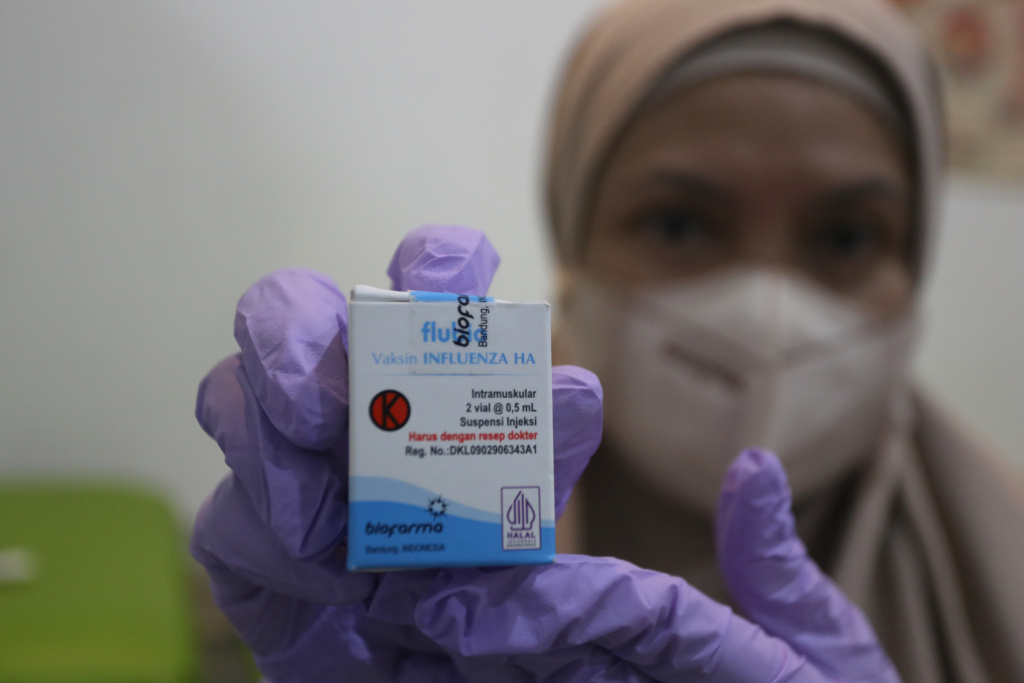 Warga sedang melakukan vaksinasi influenza A di Klinik Pratama Aisyah (Ashar/SinPo.id)