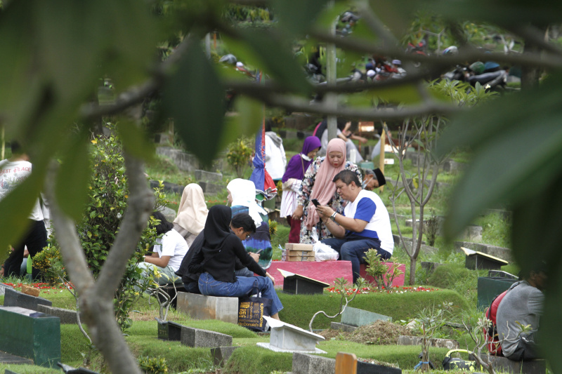 Warga sedang melakukan ziarah kubur menjelang datang bulan suci Ramadan (Ashar/SinPo.id)