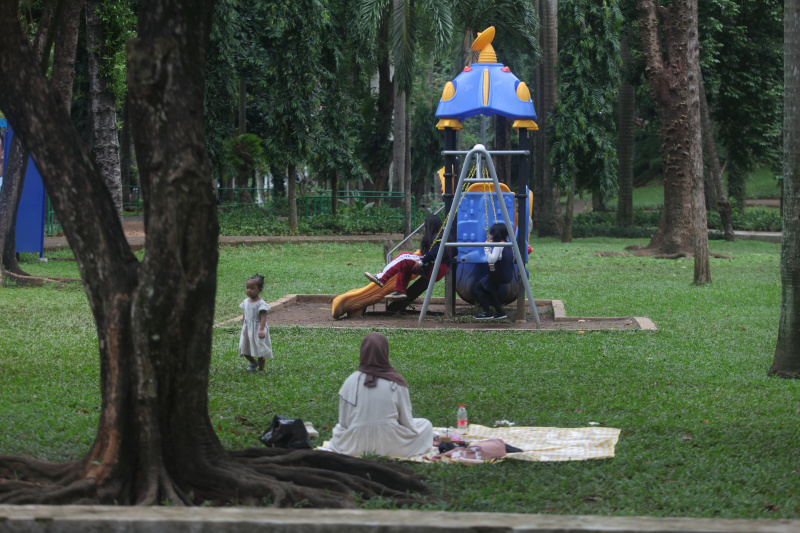 Warga sedang menikmati liburan panjang Hari Raya Waisak di Taman Langsat (Ashar/SinPo.id)
