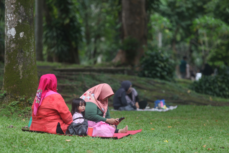 Warga sedang menikmati liburan panjang Hari Raya Waisak di Taman Langsat (Ashar/SinPo.id)