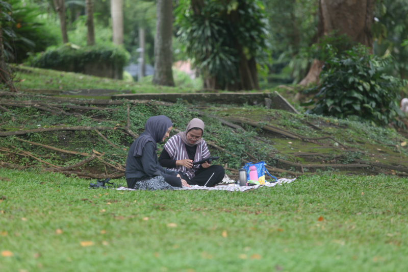 Warga sedang menikmati liburan panjang Hari Raya Waisak di Taman Langsat (Ashar/SinPo.id)