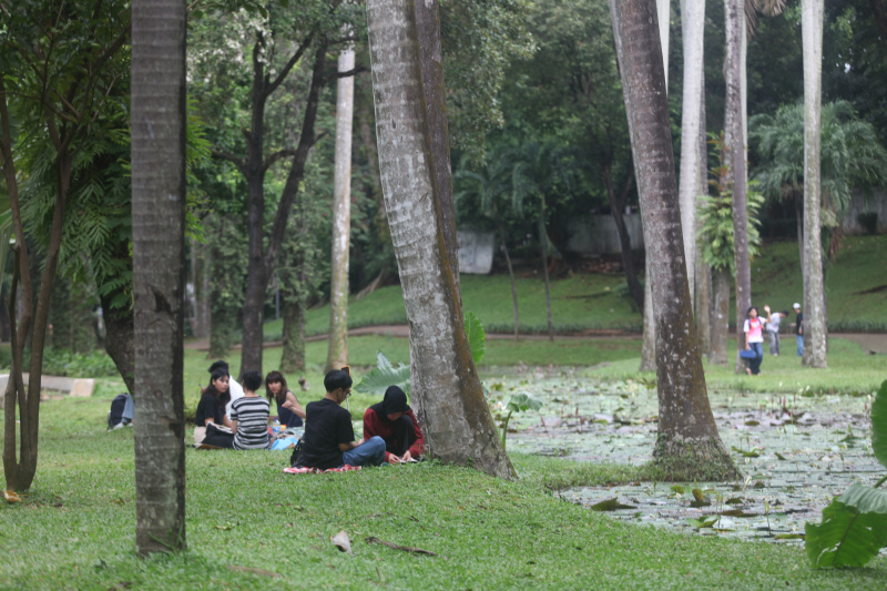 Warga sedang menikmati liburan panjang Hari Raya Waisak di Taman Langsat (Ashar/SinPo.id)