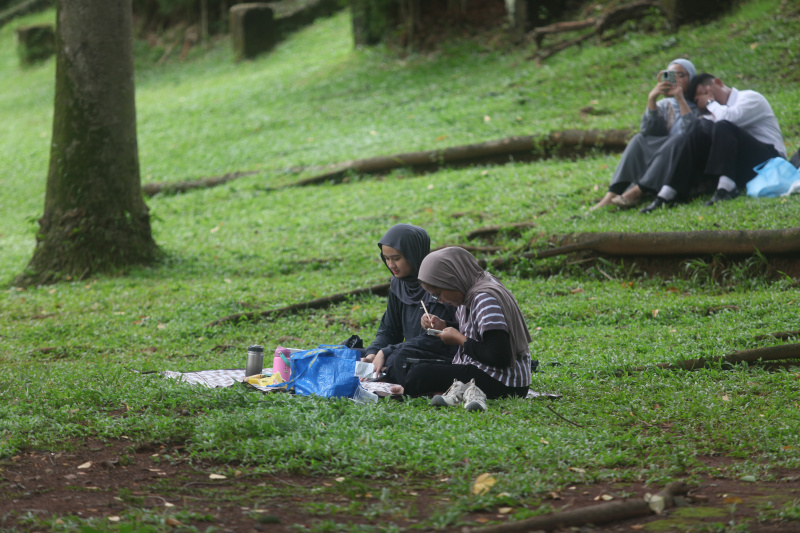 Warga sedang menikmati liburan panjang Hari Raya Waisak di Taman Langsat (Ashar/SinPo.id)