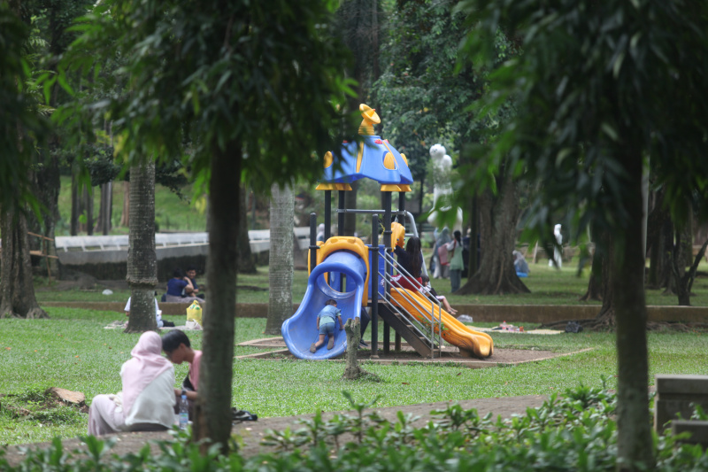 Warga sedang menikmati liburan panjang Hari Raya Waisak di Taman Langsat (Ashar/SinPo.id)