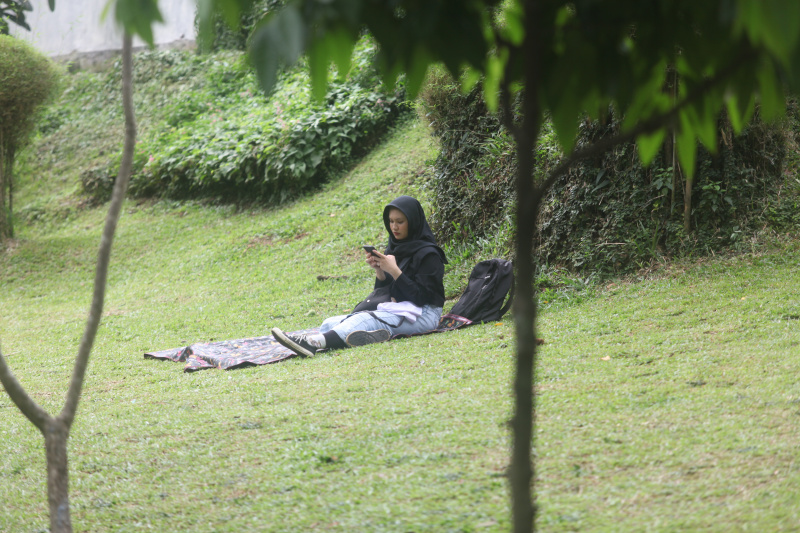 Warga sedang menikmati liburan panjang Hari Raya Waisak di Taman Langsat (Ashar/SinPo.id)