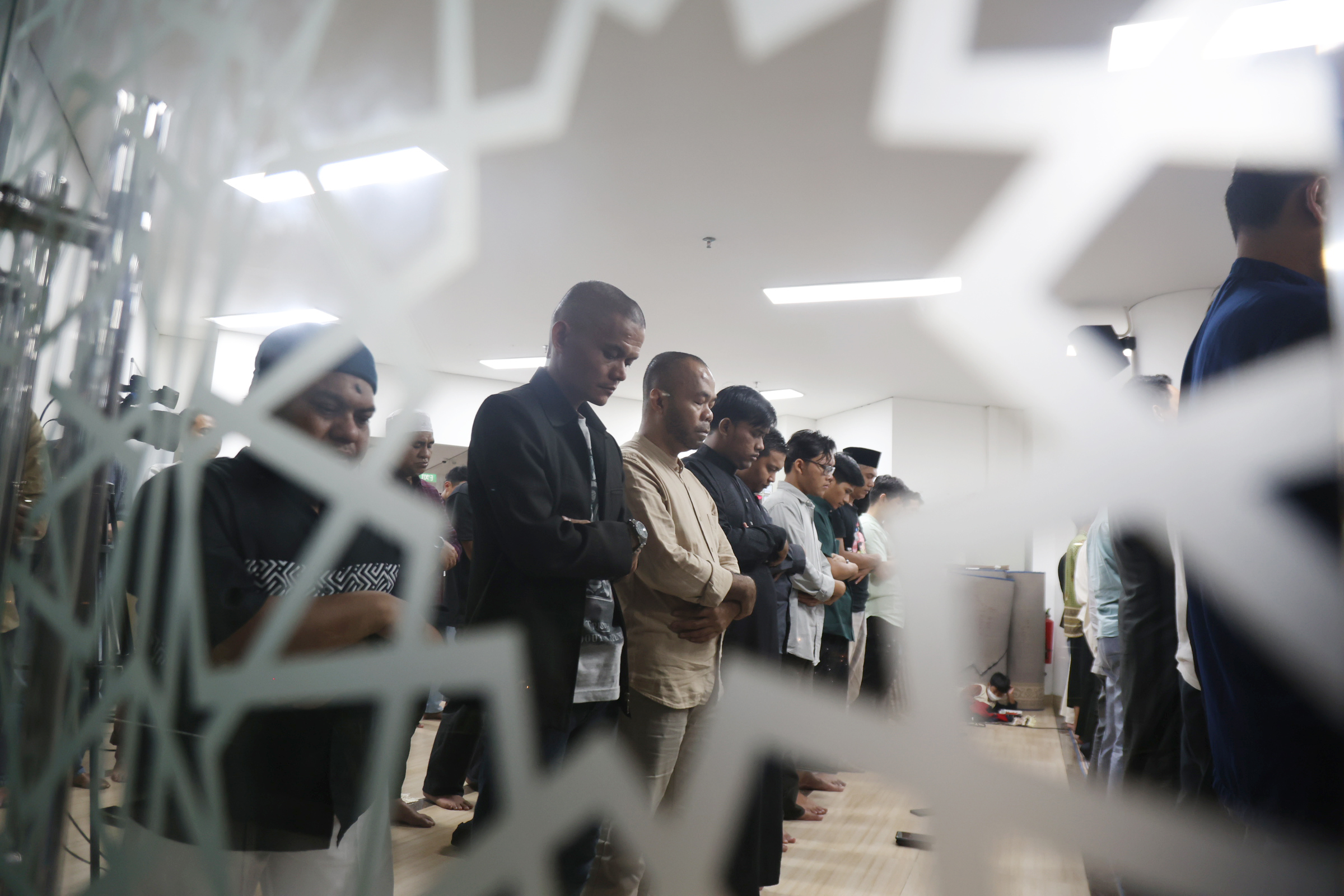 Solat tarawih pertama di PP Muhamadiyah. (Agus Priatna/SinPo.id)