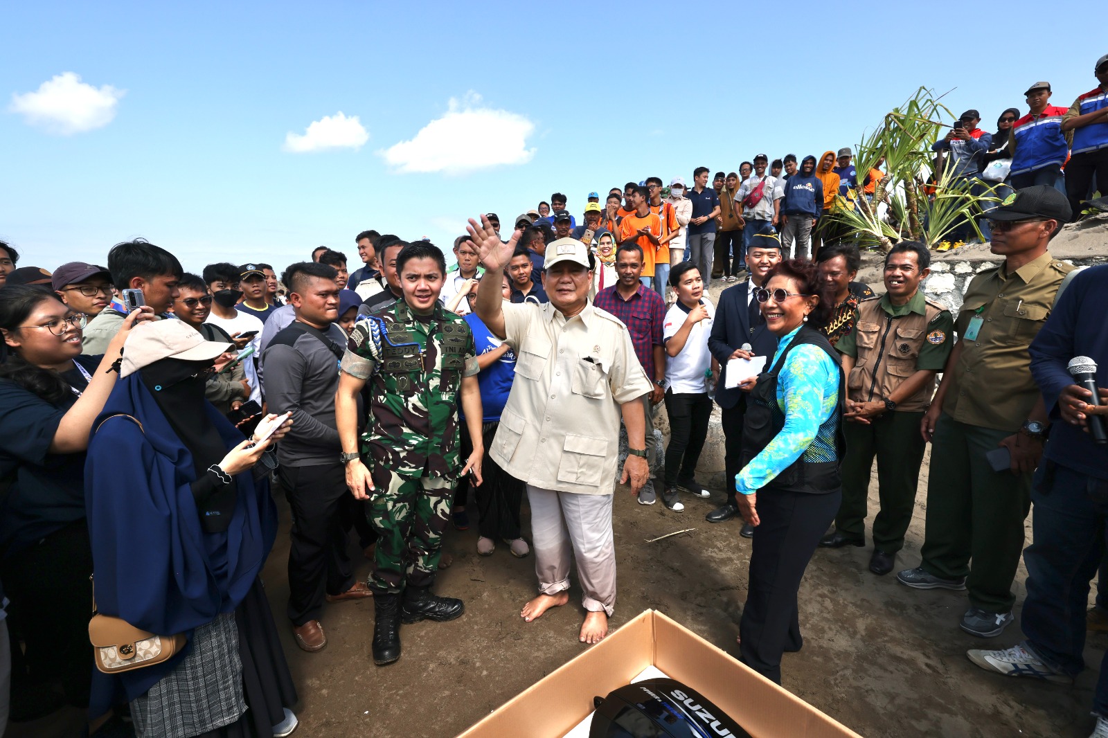 Menhan Prabowo melepas tukik bersama Susi Pudjiastuti di Pengadaran (Ashar/Foto:Tim Prabowo/SinPo.id)