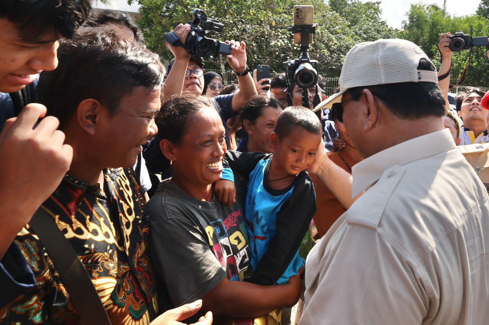 Menhan Prabowo melepas tukik bersama Susi Pudjiastuti di Pengadaran (Ashar/Foto:Tim Prabowo/SinPo.id)