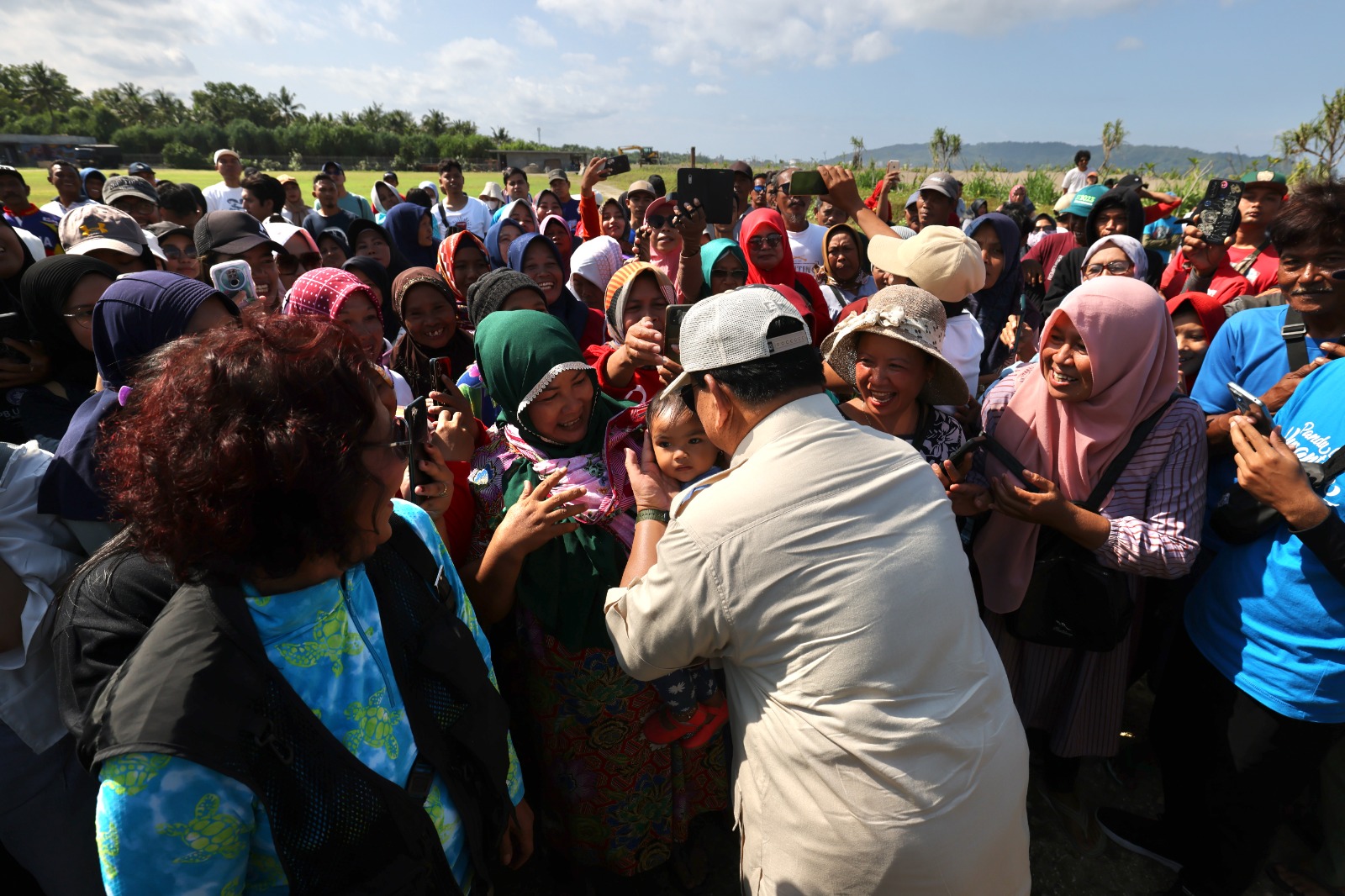 Menhan Prabowo melepas tukik bersama Susi Pudjiastuti di Pengadaran (Ashar/Foto:Tim Prabowo/SinPo.id)