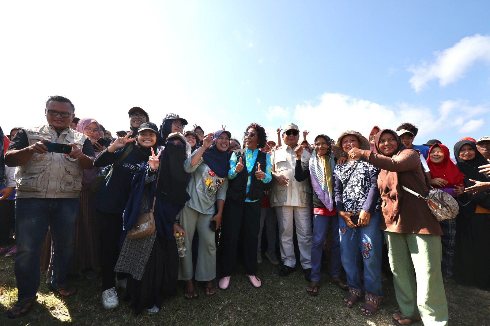 Menhan Prabowo melepas tukik bersama Susi Pudjiastuti di Pengadaran (Ashar/Foto:Tim Prabowo/SinPo.id)