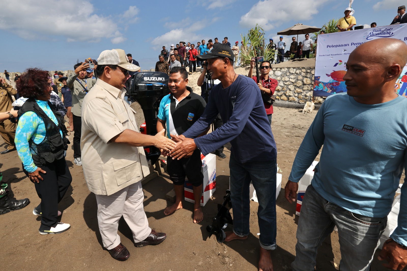 Menhan Prabowo melepas tukik bersama Susi Pudjiastuti di Pengadaran (Ashar/Foto:Tim Prabowo/SinPo.id)