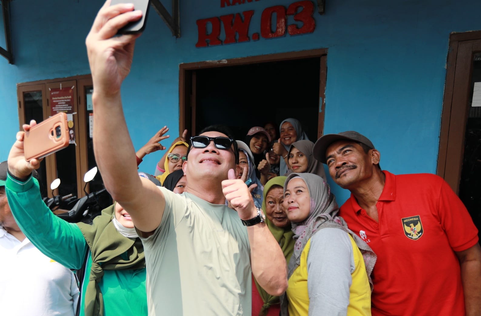 Cagub Jakarta Ridwan Kamil menyampaikan jika terpilih nanti menjadu Gubernur Jakarta nantinya akan mengelola lebih baik lagi posko makan gratis yang diadakan oleh warga Warakas  (Ashar/SinPo.id)