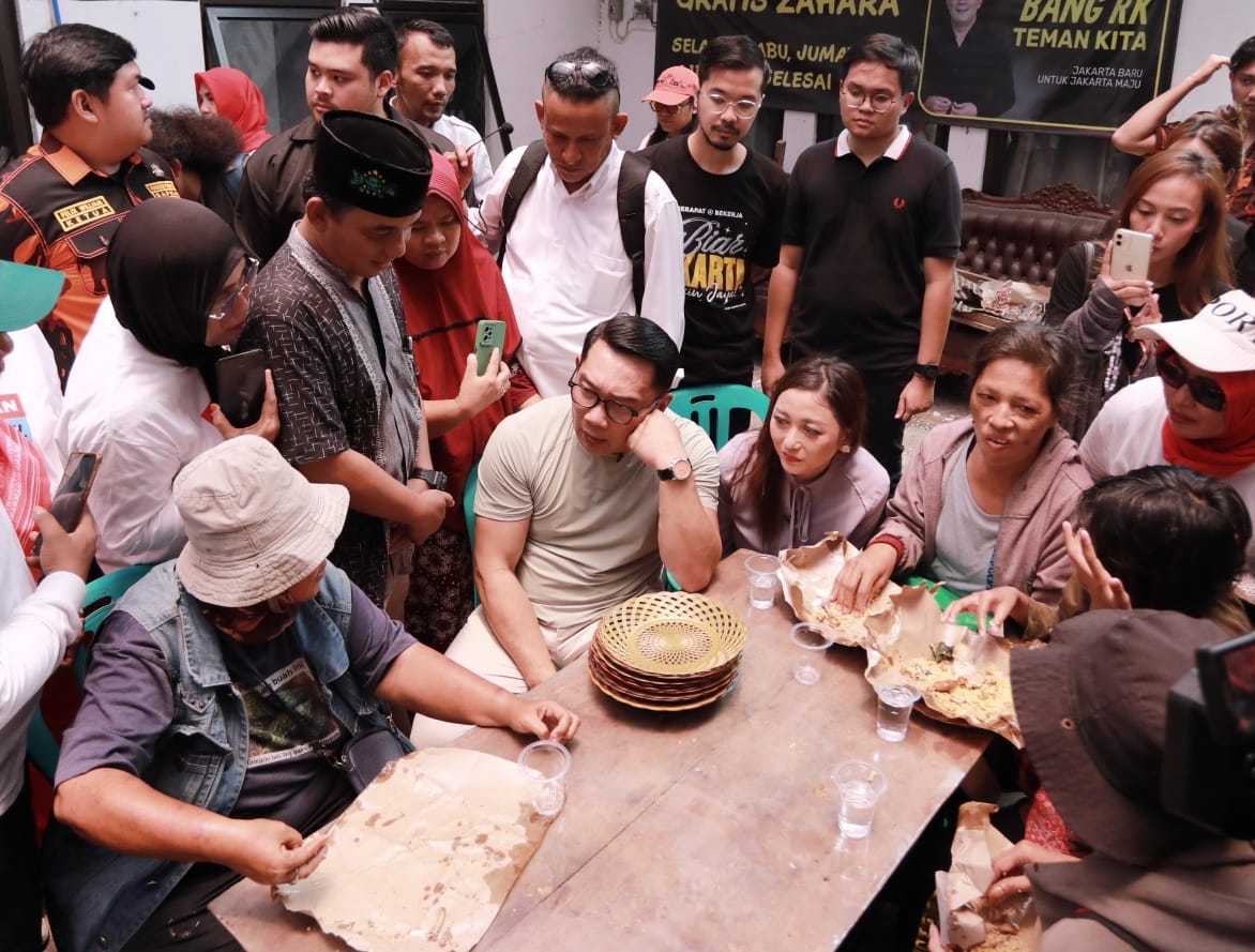 Cagub Jakarta Ridwan Kamil menyampaikan jika terpilih nanti menjadu Gubernur Jakarta nantinya akan mengelola lebih baik lagi posko makan gratis yang diadakan oleh warga Warakas  (Ashar/SinPo.id)