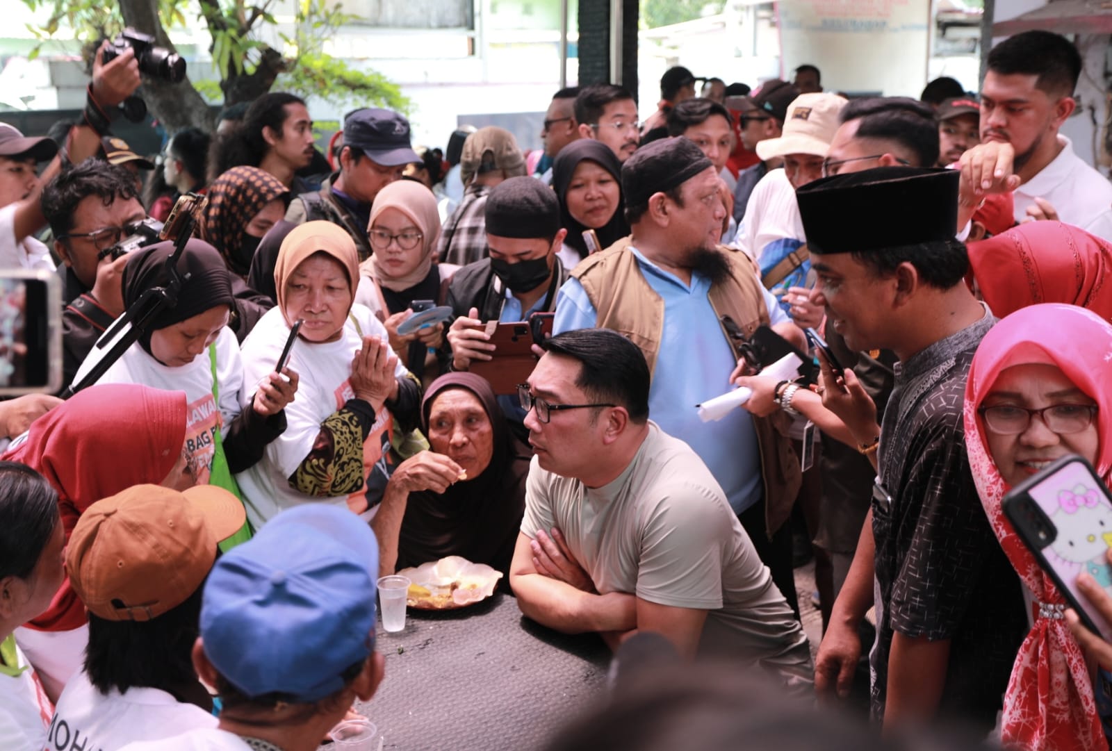 Cagub Jakarta Ridwan Kamil menyampaikan jika terpilih nanti menjadu Gubernur Jakarta nantinya akan mengelola lebih baik lagi posko makan gratis yang diadakan oleh warga Warakas  (Ashar/SinPo.id)