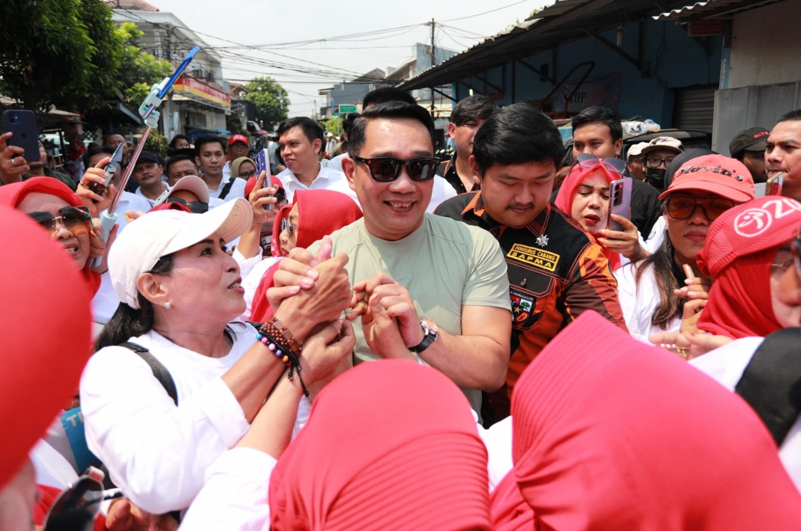 Cagub Jakarta Ridwan Kamil menyampaikan jika terpilih nanti menjadu Gubernur Jakarta nantinya akan mengelola lebih baik lagi posko makan gratis yang diadakan oleh warga Warakas  (Ashar/SinPo.id)