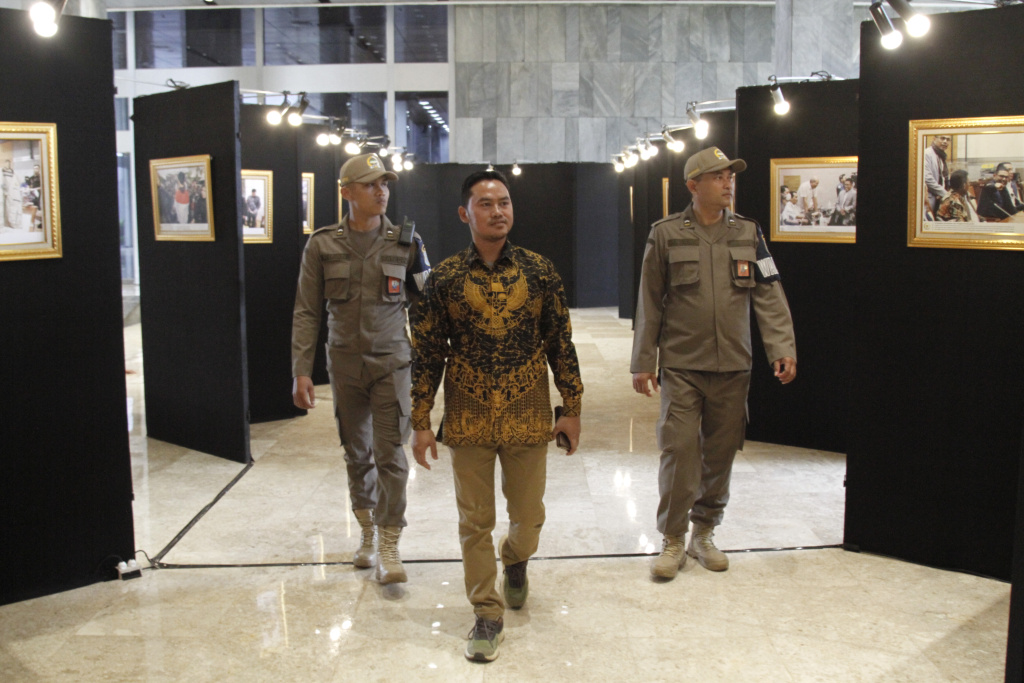 Wakil Ketua Komisi III DPR Dr Habiburokhman buka pameran foto Warna-Warni Parlemen Moderen Untuk Indonesia Maju (Ashar/SinPo.id)