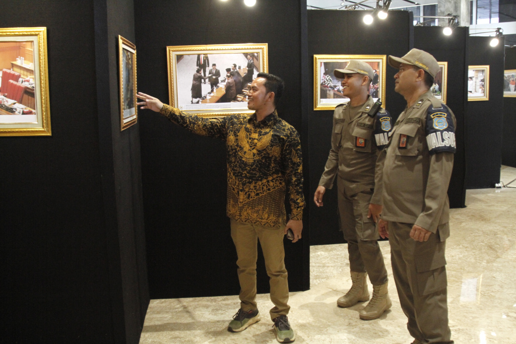 Wakil Ketua Komisi III DPR Dr Habiburokhman buka pameran foto Warna-Warni Parlemen Moderen Untuk Indonesia Maju (Ashar/SinPo.id)