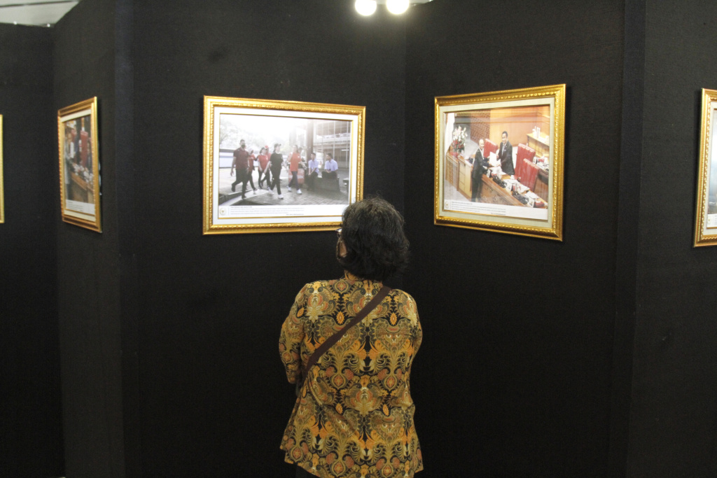 Wakil Ketua Komisi III DPR Dr Habiburokhman buka pameran foto Warna-Warni Parlemen Moderen Untuk Indonesia Maju (Ashar/SinPo.id)