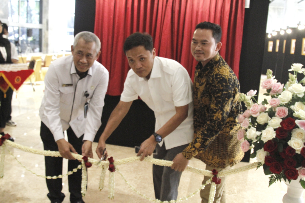 Wakil Ketua Komisi III DPR Dr Habiburokhman buka pameran foto Warna-Warni Parlemen Moderen Untuk Indonesia Maju (Ashar/SinPo.id)