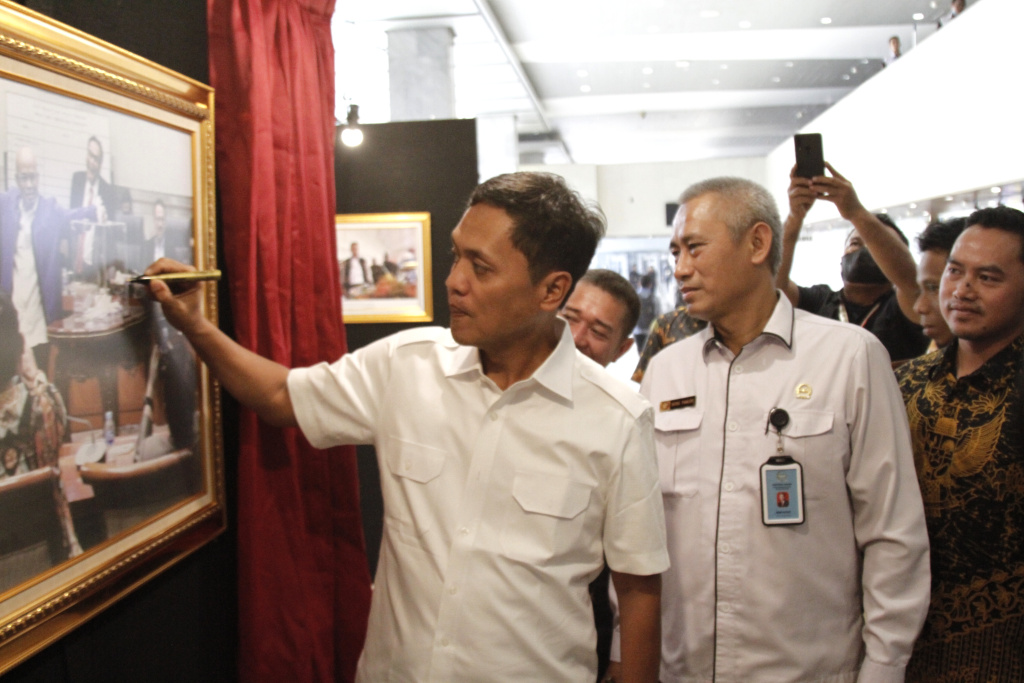 Wakil Ketua Komisi III DPR Dr Habiburokhman buka pameran foto Warna-Warni Parlemen Moderen Untuk Indonesia Maju (Ashar/SinPo.id)