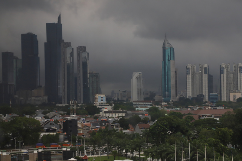 Awan gelap menyelimuti Jakarta, BMKG Memperingatkan cuaca ekstrem selama libur Natal dan Tahun Baru (Ashar/SinPo.id)