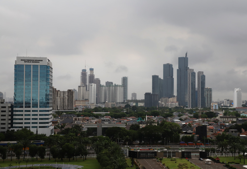 Awan gelap menyelimuti Jakarta, BMKG Memperingatkan cuaca ekstrem selama libur Natal dan Tahun Baru (Ashar/SinPo.id)