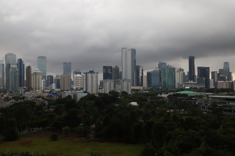 Awan gelap menyelimuti Jakarta, BMKG Memperingatkan cuaca ekstrem selama libur Natal dan Tahun Baru (Ashar/SinPo.id)