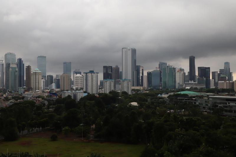 Awan gelap menyelimuti Jakarta, BMKG Memperingatkan cuaca ekstrem selama libur Natal dan Tahun Baru (Ashar/SinPo.id)