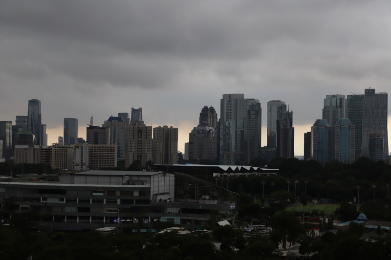 Awan gelap menyelimuti Jakarta, BMKG Memperingatkan cuaca ekstrem selama libur Natal dan Tahun Baru (Ashar/SinPo.id)