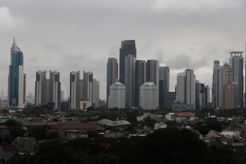 Awan gelap menyelimuti Jakarta, BMKG Memperingatkan cuaca ekstrem selama libur Natal dan Tahun Baru (Ashar/SinPo.id)