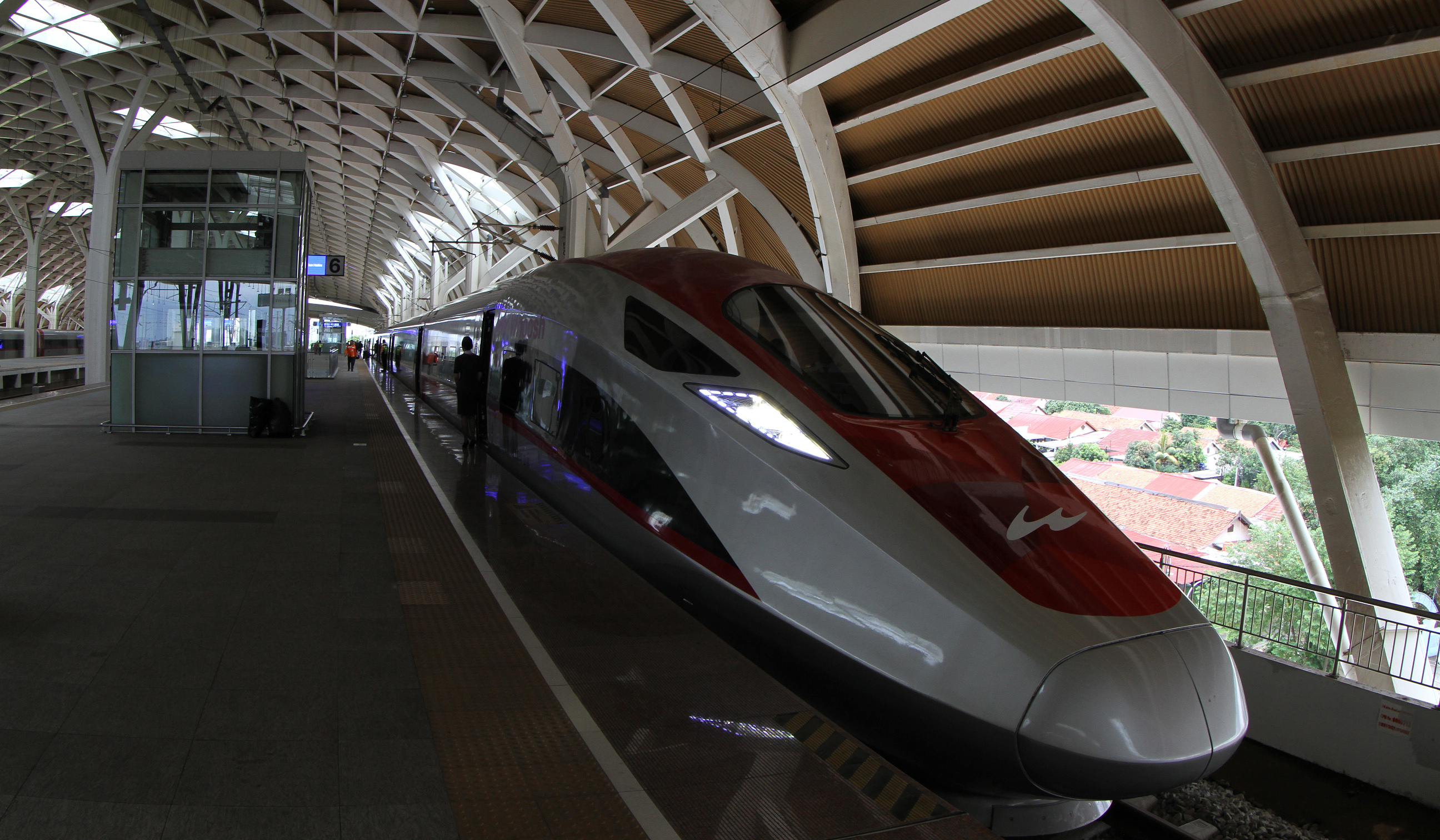 Suasana Stasiun Kereta Cepat Halim. (Agus Priatna/SinPo.id)