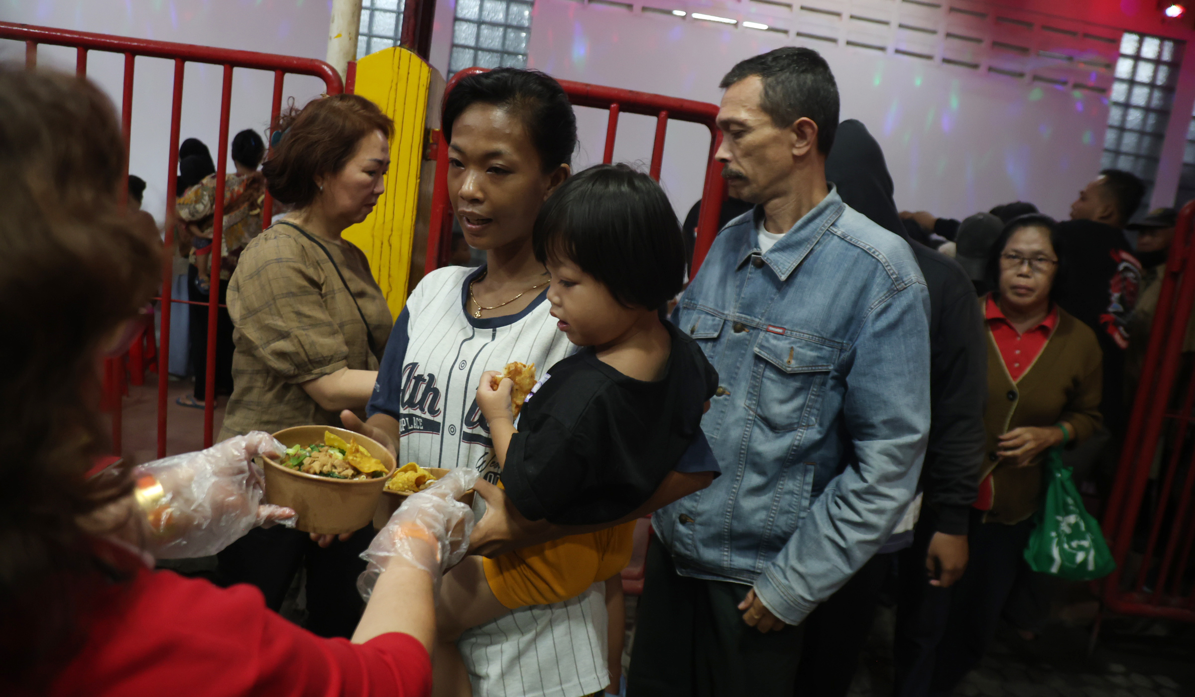 Pembagian takjil gratis di Wihara Dharma Bakti. (Agus Priatna/SinPo.id)