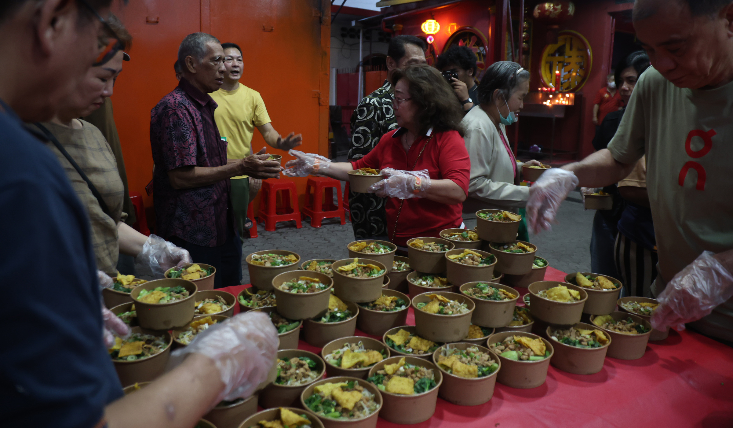 Pembagian takjil gratis di Wihara Dharma Bakti. (Agus Priatna/SinPo.id)