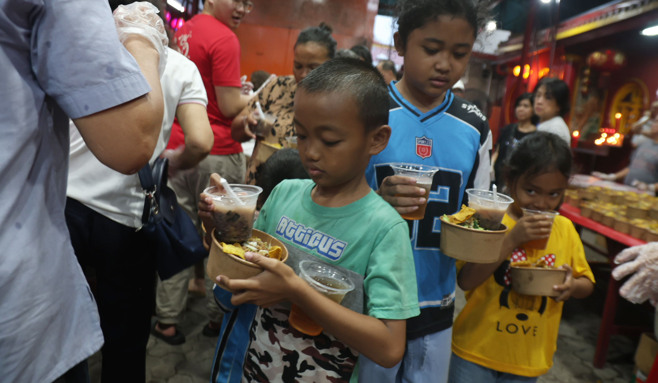Pembagian takjil gratis di Wihara Dharma Bakti. (Agus Priatna/SinPo.id)