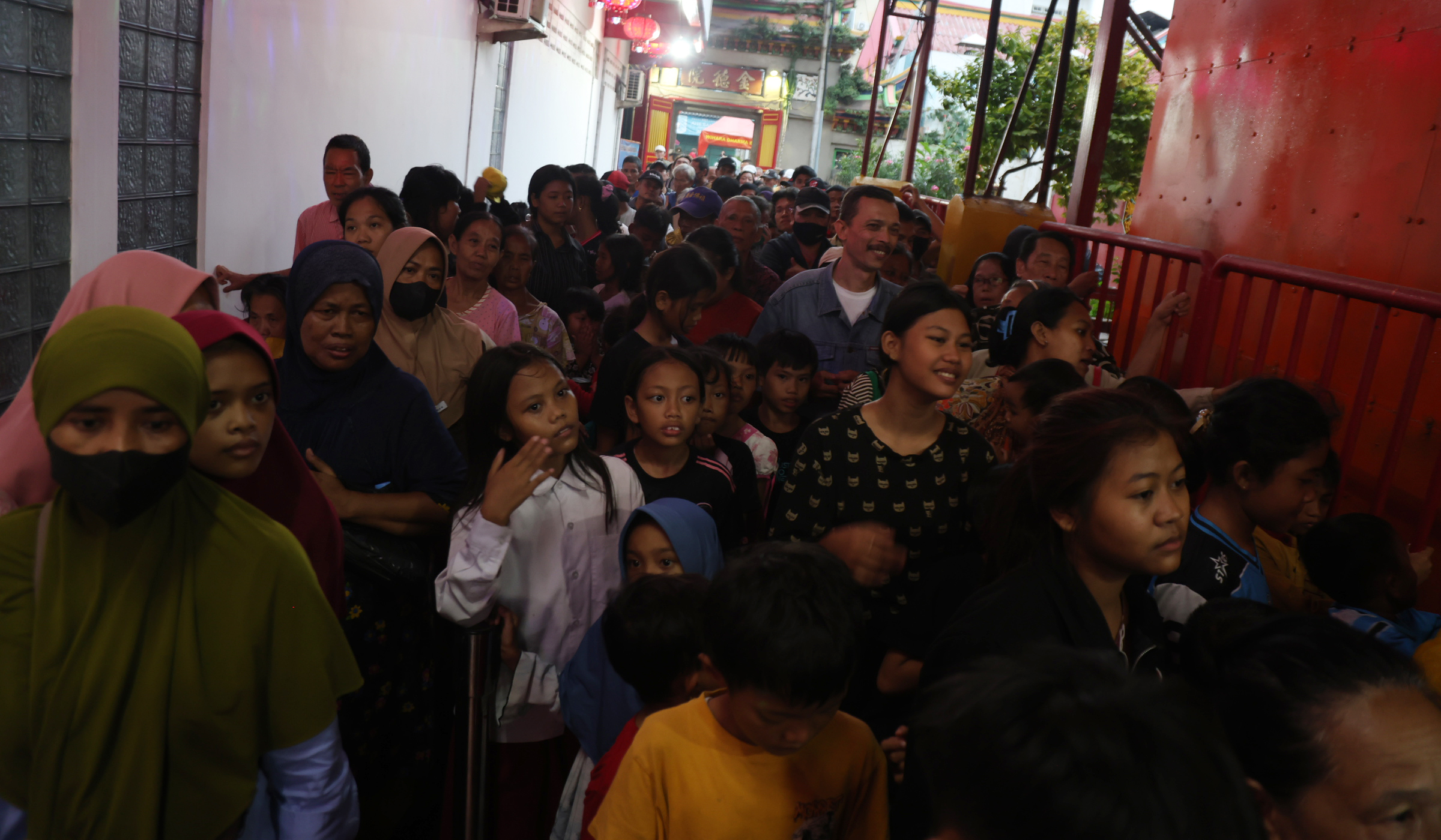 Pembagian takjil gratis di Wihara Dharma Bakti. (Agus Priatna/SinPo.id)